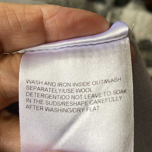 Escada Sport v-neckline wool/cachemire blend lightweight silver sweater Size L - Picture 8 of 16